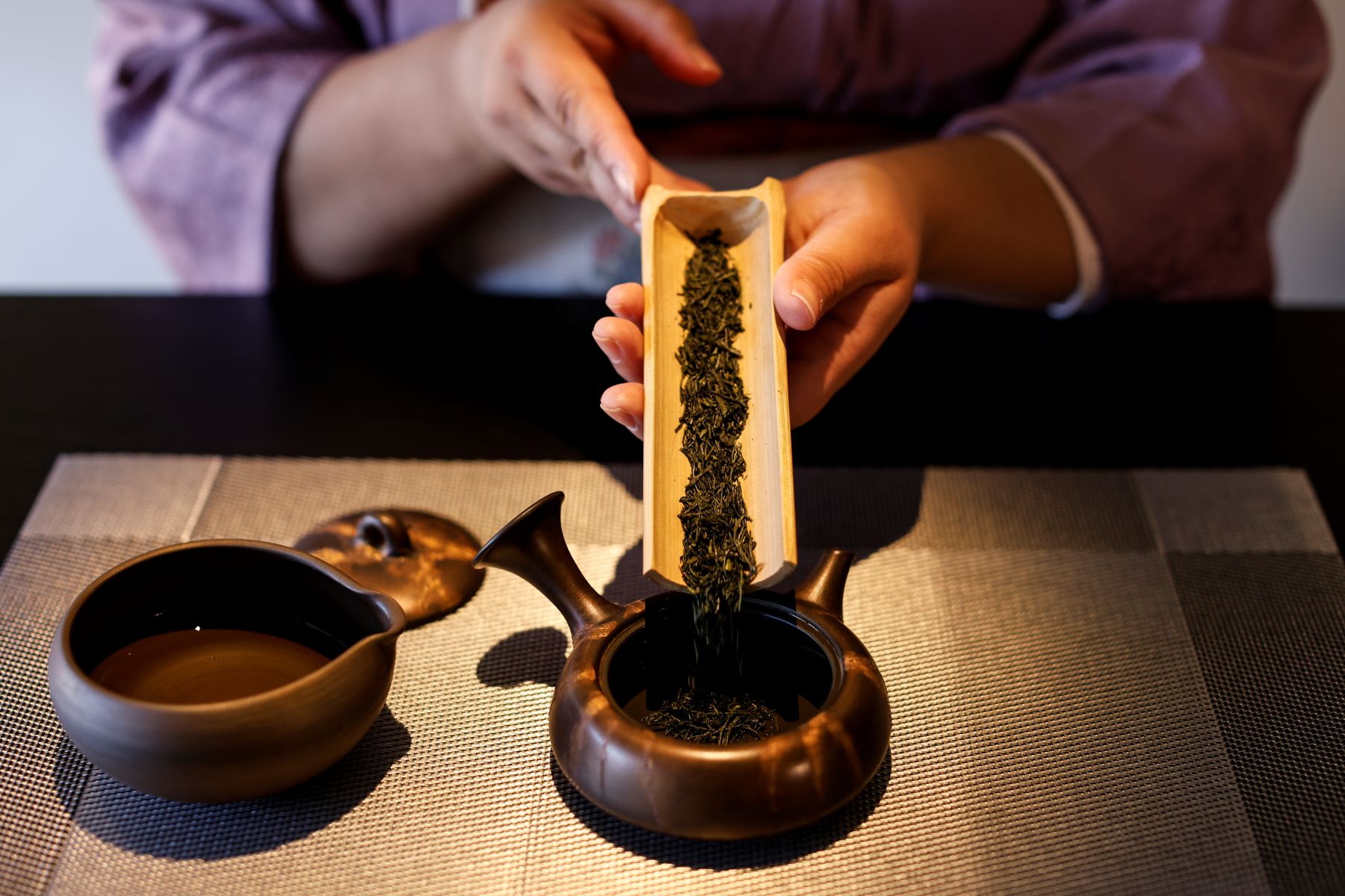 茶葉を入れる